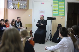 młodzież z biskupem Robertem chrząszczem
